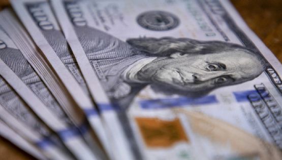 El dólar oficial cerró a la baja y llegó a los $1.290 