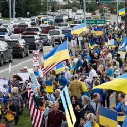 Trump encabeza una delegación de 16 integrantes en Alaska