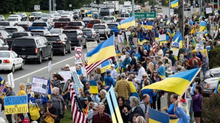 Trump encabeza una delegación de 16 integrantes en Alaska