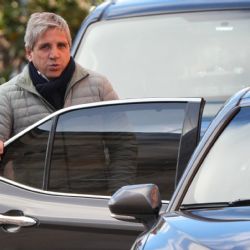 Caputo afirmó que la suba de tasas es “transitoria” y admitió impacto en la economía