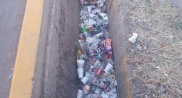 Alta suciedad: así está una acequia en Godoy Cruz