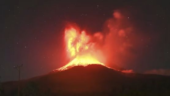Un volcán entró en erupción y activaron una alerta de aviación de alto nivel