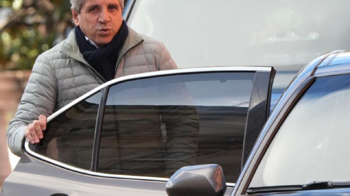 Caputo afirmó que la suba de tasas es “transitoria” y admitió impacto en la economía