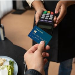 Sigue en caída la confianza del consumidor