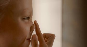 Más que un tic: ¿qué significa tocarse la nariz?