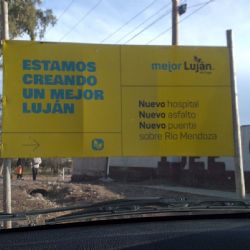 Un cartel de obra desató una pelea entre el gobierno y Luján