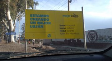 Un cartel de obra desató una pelea entre el gobierno y Luján