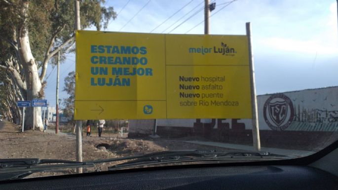 Un cartel de obra desató una pelea entre el gobierno y Luján