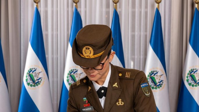 Uniforme limpio y pelo corto, lo que pide la ministra de Educación de Bukele