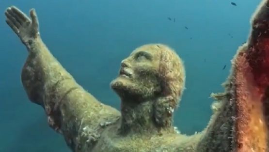 Así es la espectacular escultura del Cristo del Abismo a 17 metros bajo el mar 