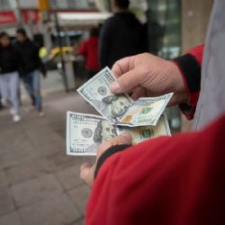 Sigue la inestabilidad: sube el dólar y caen las acciones