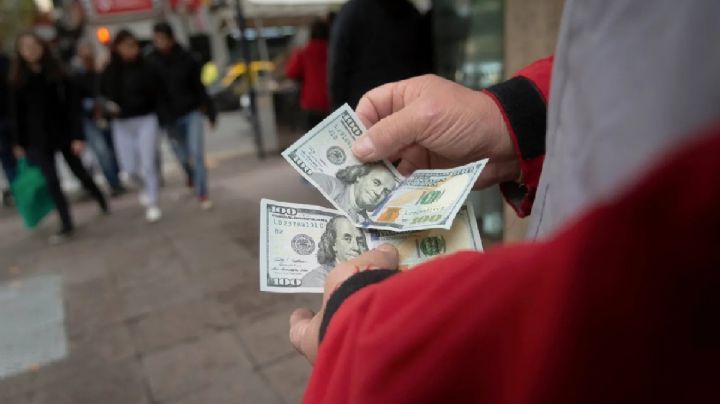 Bajó el dólar y subió el riesgo país