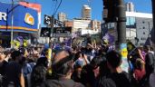 Foto ilustrativa de la nota titulada: Atacaron a piedrazos a la caravana de Javier Milei 