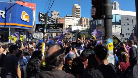 Atacaron a piedrazos a la caravana de Javier Milei 