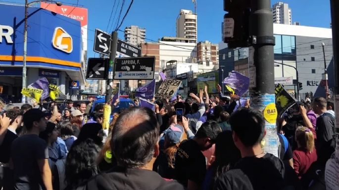 Atacaron a piedrazos a la caravana de Javier Milei 