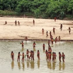 La comunidad jamás contactada que ha comenzado a salir de su aislamiento