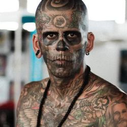 El hombre "más tatuado del mundo" mostró su rostro tras realizarse un tratamiento con laser 