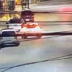 Fue arrastrada sobre el capot de un auto durante cuatro cuadras