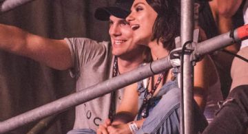 Ashton Kutcher y Mila Kunis se “robaron” el show en el recital de los Backstreet Boys