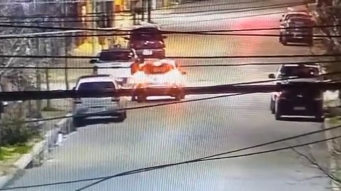 Fue arrastrada sobre el capot de un auto durante cuatro cuadras