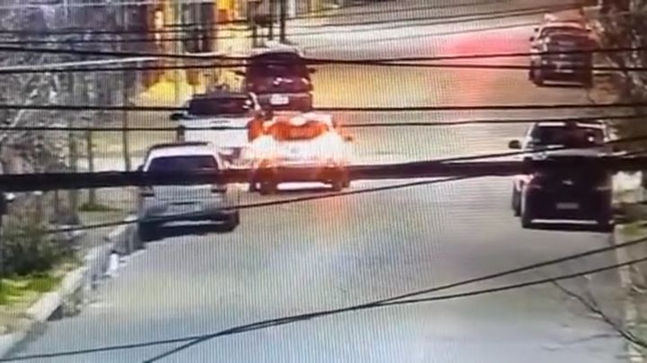 Fue arrastrada sobre el capot de un auto durante cuatro cuadras