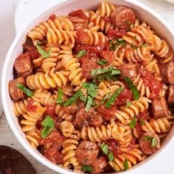 Espectaculares fideos con salsa de salchichas