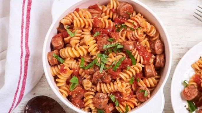 Espectaculares fideos con salsa de salchichas