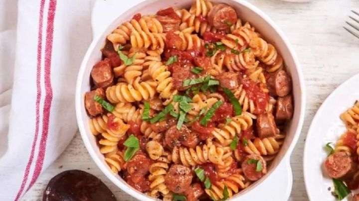 Espectaculares fideos con salsa de salchichas
