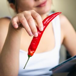 Comer picante mejora la salud del corazón y el cerebro