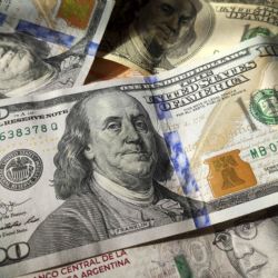 El dólar oficial retrocedió 3% esta semana y llegó a los $1.335
