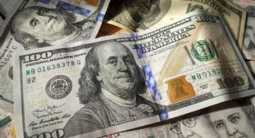 El dólar oficial terminó en $1.430 tras apoyos de EEUU