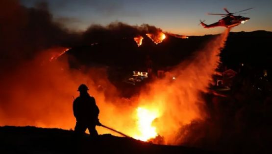 Un incendio forestal al norte de Los Ángeles deja miles de evacuados