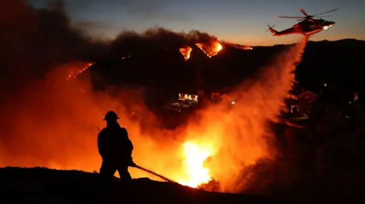 Un incendio forestal al norte de Los Ángeles deja miles de evacuados