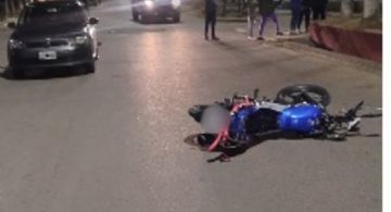 Chocaron dos motos: una joven murió