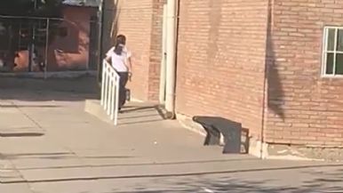 Foto iliustrativa de  Detuvieron a un celador acusado de abusar a la niña que se había atrincherado en la escuela