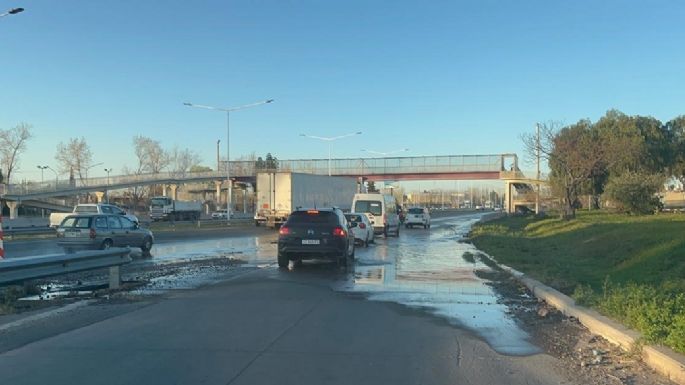 Peligro latente y demoras en el Acceso Sur por una importante pérdida de agua