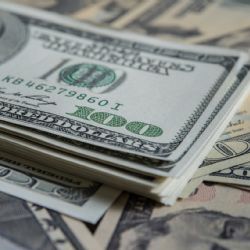 El dólar oficial superó los $1.460 en bancos