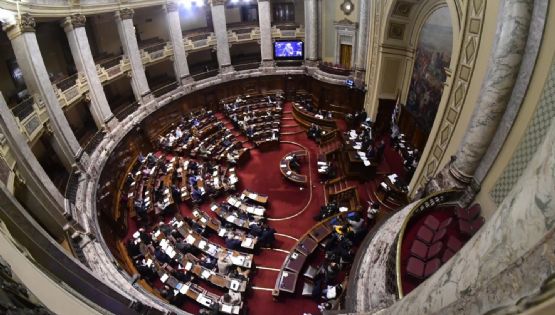 Uruguay busca elevar la edad mínima para casarse