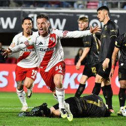 Con diez, River derrotó a Estudiantes y retomó la punta en la Zona B