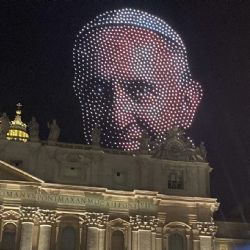 Usaron 3.500 drones para proyectar la cara del papa Francisco