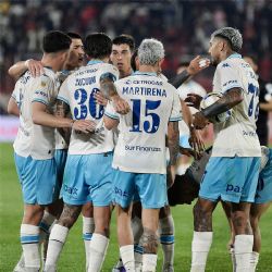 Racing triunfó en Huracán y acortó distancias con el Globo