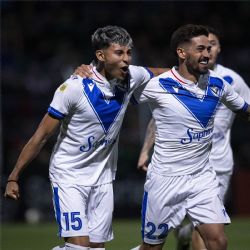 Vélez derrotó a San Martín en San Juan y se acerca a la cima