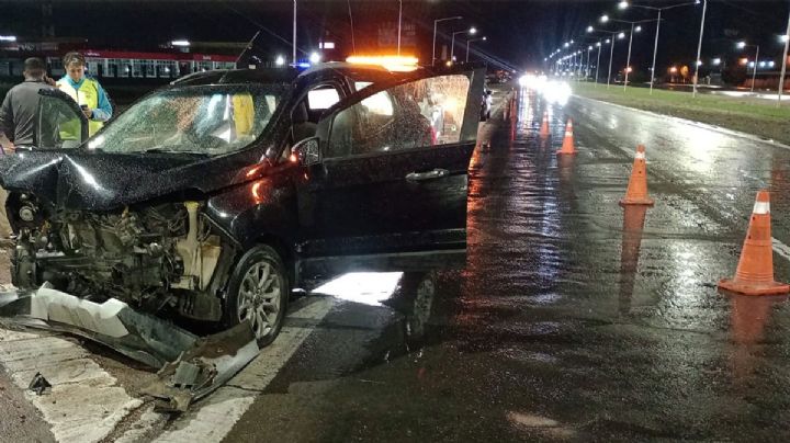 Chocó en el Acceso Este y dio positivo a la alcoholemia