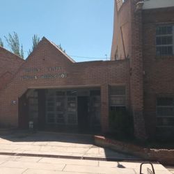 Un adolescente fue a clases con la réplica de un arma