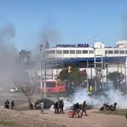 Vecinos y policías se enfrentaron por la carne del camión volcado en Guaymallén