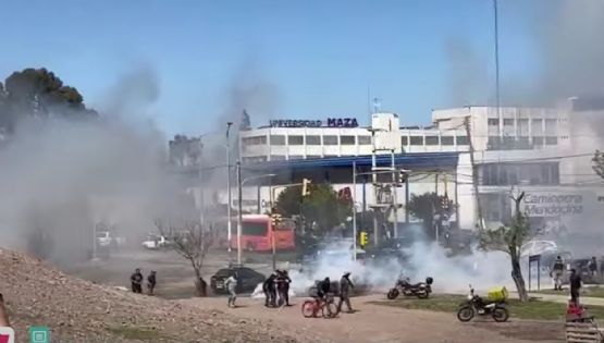 Vecinos y policías se enfrentaron por la carne del camión volcado en Guaymallén