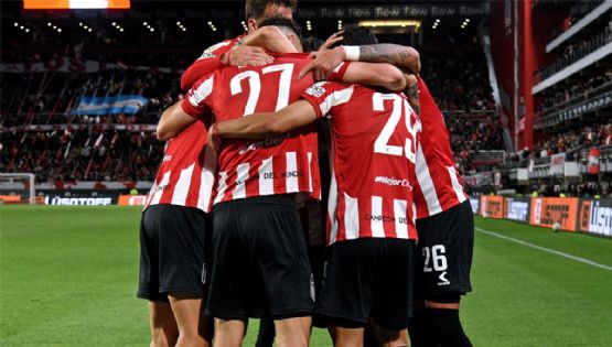 Estudiantes, cerca de la cima tras derrotar a Defensa y Justicia