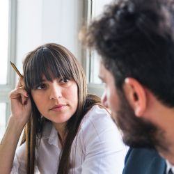 Lo que revela la psicología sobre las personas que no miran a los ojos