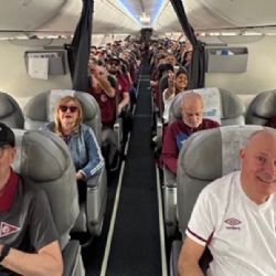 Lanús les pagó un viaje a sus hinchas mayores de 65 años y pudieron ver su pase a la semifinales de la Sudamericana