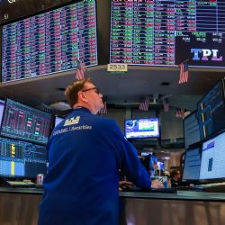 Bajó el Riesgo País y subieron los bonos